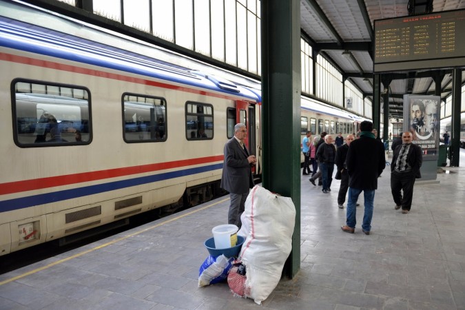 People wait on a platform at a train station in Ankara on March 31, 2015, after a massive power cut. AFP PHOTO / STRINGER TURKEY-TRANSPORT-ELECTRICITY-CUT