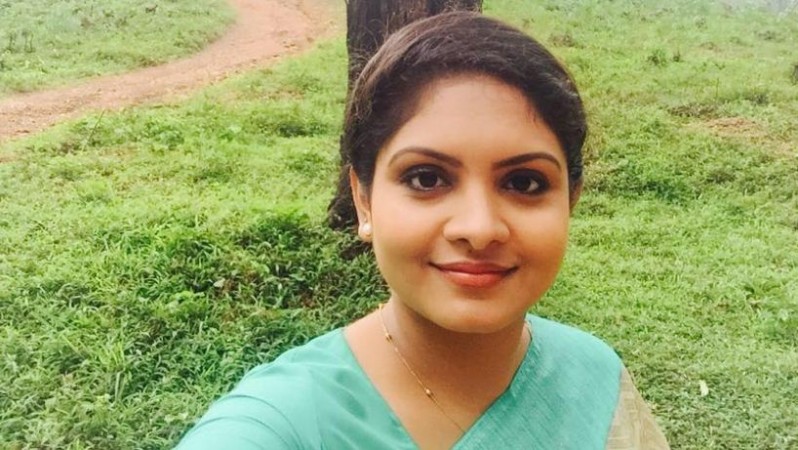 Actress Gayathri Arun gives befitting reply to pervert for ...