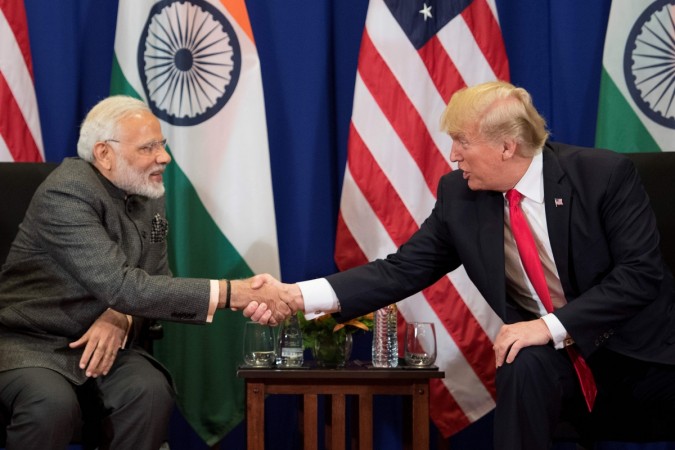 US President Donald Trump (R) shakes hands with Indian Prime Minister Narendra Modi . / AFP PHOTO / JIM WATSON PHILIPPINES-ASEAN-SUMMIT