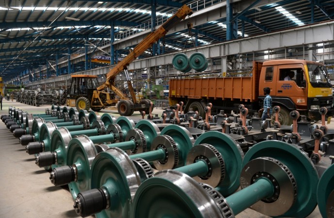 Indian labourers work to build an Indian Railways locomotive coach at Integral Coach Factory in Chennai on July 4, 2017. / AFP PHOTO / ARUN SANKAR Indian labourers work to build an Indian Railways locomotive coach at Integral Coach Factory in Chennai