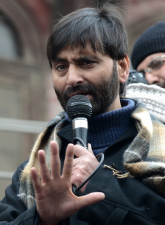 Yasin Malik, chairman of Jammu and Kashmir Liberation Front (JKLF) delivers a speech to activists during a protest in Srinagar on January 21, 2015. INDIA-KASHMIR-PROTEST