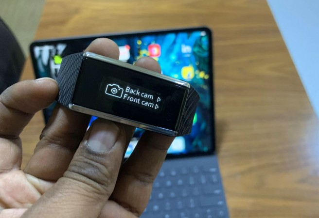 With Fastrack Reflex Wav, you can mute calls and also take selfies with just wrist turn gestures. Fastrack, Reflex Wav, review, launch, price, specs,India
