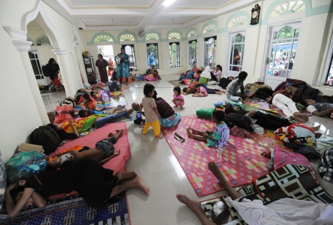 Tsunami survivors rest in a mosque in Tenjolahang, Banten province on December 26, 2018, after a tsunami - caused by activity at a volcano known as the 'child' of Krakatoa - hit the west coast of Indonesia's Java island on December 22. - Indonesian search and rescue teams on December 26 plucked stranded residents from remote islands and pushed into isolated communities still desperate for aid in the aftermath of a volcano-triggered tsunami that killed more than 400. (Photo by Sonny TUMBELAKA / AFP) INDONESIA-DISASTER-TSUNAMI-VOLCANO
