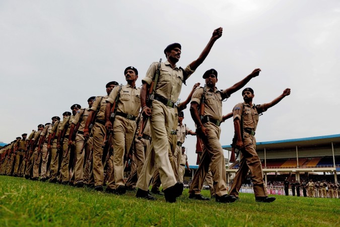 Indian police personnel take part in an Independence Day parade rehearsal in Jalandhar on August 8, 2018. - Indian Independence Day is celebrated every year on August 15th to commemorate the nation's independence from the United Kingdom on 15 August 1947. (Photo by SHAMMI MEHRA / AFP) Indian police