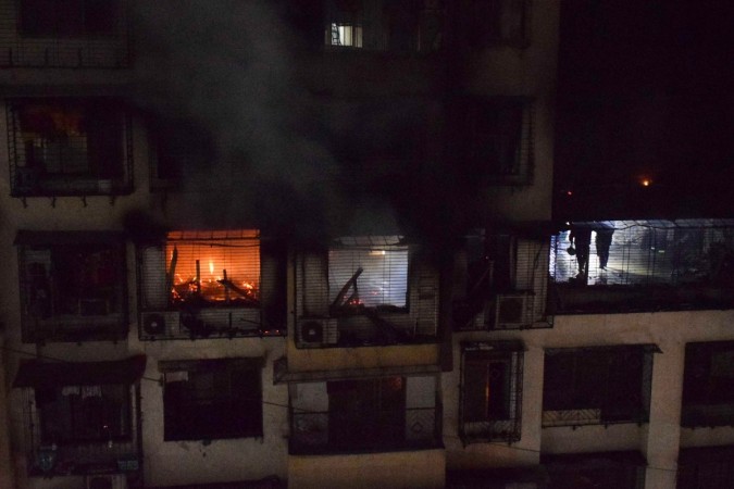 Indian fire fighters work to control a fire on a 14th floor of a residential building in Mumbai, on December 27, 2018. - More than four persons died and two were injured in a major fire which broke out in a 15-storey residential building in Chembur, Mumbai. (Photo by STR / AFP) Indian fire fighters work to control a fire on a 14th floor of a residential building in Mumbai, on December 27, 2018