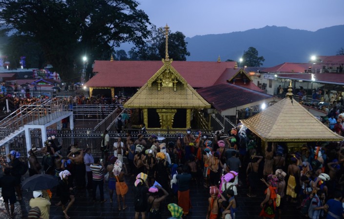 Indian Hindu devotees are pictured at the Lord Ayyappa temple in Sabarimala in the southern state of Kerala on November 16, 2018. - Indian police mounted a major security operation on November 16 to prevent hardliners blocking women from entering one of Hinduism's holiest shrines despite a court order. sabarimala