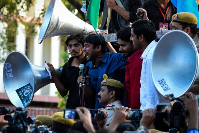 Indian student union leader Kanhaiya Kumar (C) shouts slogans as he addresses students and activists in New Delhi on March 15, 2016. Students and activists are demanding the release of student activists Umar Khalid and Anirban Bhattacharya, who were arrested along with Kumar last month on sedition charges. / AFP / Chandan KHANNA Indian student union leader Kanhaiya Kumar