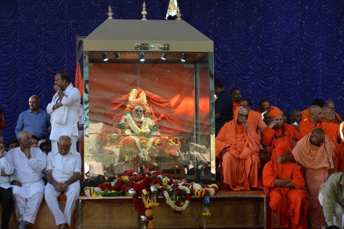 Siddaganga Seer Final Rites Live Updates Shivakumara Swami To Be Laid To Rest At 430 Pm