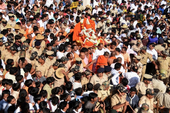 TOPSHOT - EDITORS NOTE: Graphic content / Crowds gather around the body of Indian spiritual leader Shivakumara Swami after his death at the age of 111 in Tumakuru, some 75km northwest of Bangalore, on January 21, 2019. - The spiritual leader who was head of the Lingayatism faith, a major tradition within Hinduisum, was known for his philanthropic activities. Indian spiritual leader Shivakumara Swami after his death at the age of 111 in Tumakuru