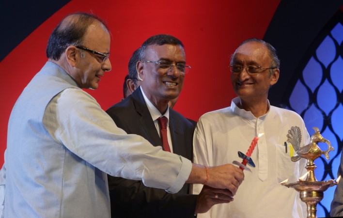 Indian Finance Minister Arun Jaitley (L), Chandra Shekhar Ghosh, managing director and chief executive officer of Bandhan Bank, and finance minister of the state of West Bengal Amit Mitra attend the bank's launch ceremony in Kolkata on August 23, 2015. Bandhan Bank, which started operations as a micro finance institution, launched its national operation with 501 branches across the country. INDIA-FINANCE-BANK-BANDHAN