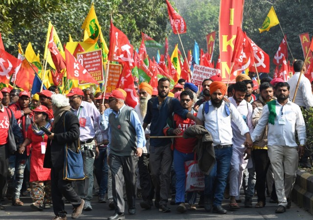 Indian farmers take part in a march organised by the All India Kisan Sabha (AIKS) organization and Communist Party of India (Marxist) alongwith other leftist groups, as they call for pro-farmer legislation in the Indian parliament, in New Delhi on November 30, 2018. - Thousands of farmers from across India have massed in New Delhi demanding a special 21-day session of the Indian parliament to discuss ongoing agrarian crises, and demand the passage of laws on farm loan waivers and minimum prices for their produce, in a move putting pressure on the Indian government ahead of the 2019 general election. farmers rally