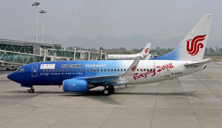 Chongqing, CHINA: In this picture taken 20 August 2006 an Air China Boeing 737 jet painted to promote the Beijing 2008 Olympic Games, prepares to leave Chongqing airport. Air China announced 23 August that its state owned parent company China National Aviation Holdings had bought 122.87 million Air China A-shares since it's listing on the Shanghai stock exchange 18 August. an Air China Boeing 737 jet painted to promote the Beijing 2008 Olympic Games, prepares to leave Chongqing airport