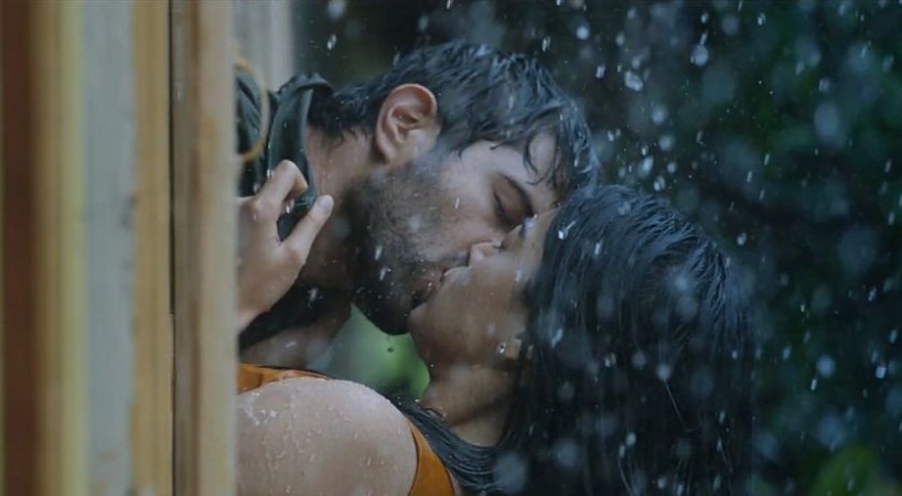 Vijay Devarakonda and Rashmika Mandanna's kissing scene in Dear Comrade Vijay Devarakonda and Rashmika Mandanna's kissing scene in Dear Comrade