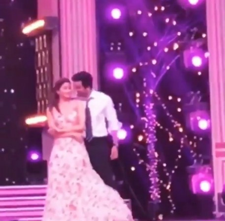 Ranbir Kapoor and Alia Bhatt dance at Zee Cine Awards 2019. Ranbir Kapoor and Alia Bhatt dance at Zee Cine Awards 2019