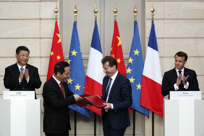 French President Emmanuel Macron (R) and Chinese President Xi Jinping (L) applaud as President of Airbus's commercial aircraft business Guillaume Faury (2ndR) and Chairman of China Aviation Supplies Co. (CASC) Jia Baojun shake hands during an agreement signing ceremony at the Elysee Palace in Paris, on March 25, 2019, as part of a state visit. china purchases airbus