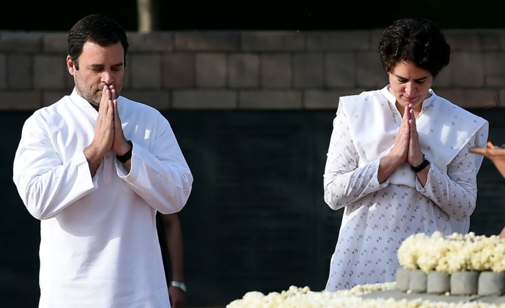 Indian Congress party president Rahul Gandhi (L) with his sister Priyanka Gandhi pay tribute to their late father