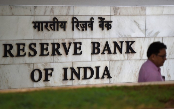 An Indian man walks past the entrance of the Reserve Bank of India (RBI) head office in Mumbai on August 1, 2018. - India's central bank raised on August 1 borrowing rates for the second time in as many months as it seeks to tame inflation in Asia's third-largest economy. INDIA-ECONOMY-RATE