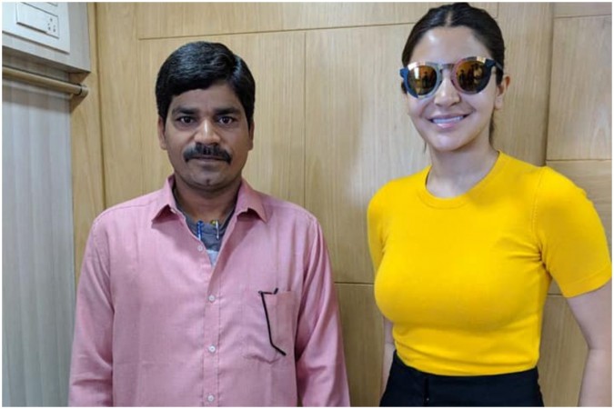 Real image of a fan with Anushka Sharma that has been morphed in above picture. Anuhska Sharma