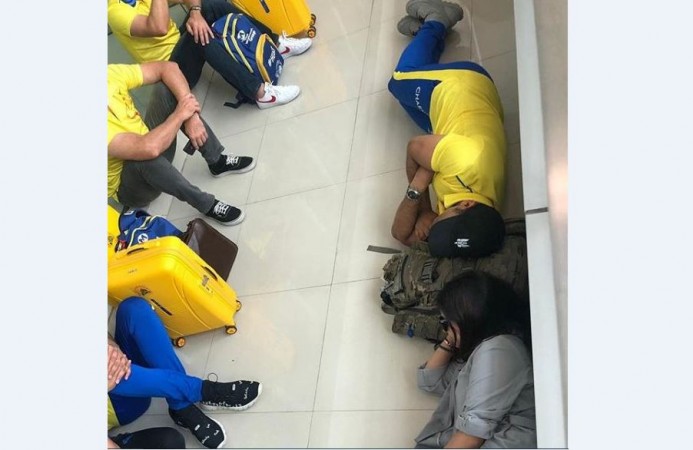 Dhoni and Dhoni sleeping on the floor of the Chennai airport. MS Dhoni