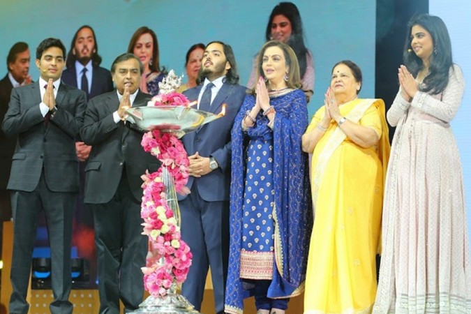 आकाश अंबानी, मुकेश अंबानी, अनंत अंबानी, नीता अंबानी, कोकिलाबेन अंबानी, ईशा अंबानी Akash Ambani, Mukesh Ambani, Anant Ambani, Nita Ambani, Kokilaben Ambani, Isha Ambani