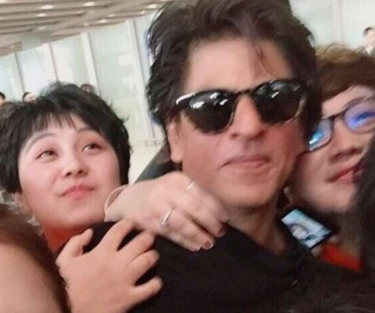 Shah Rukh Khan mobbed