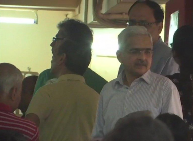 Shaktikanta Das casts vote in Mumbai. shaktikanta das
