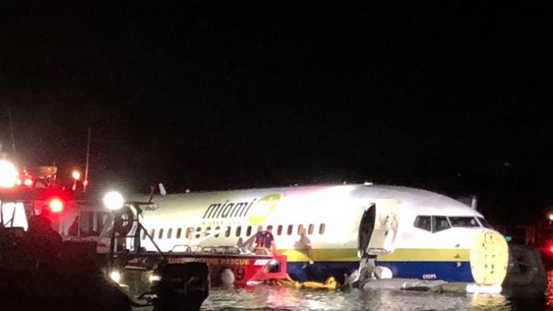 Boeing 737 skids from runway and falls into St johns river in Florida tweet