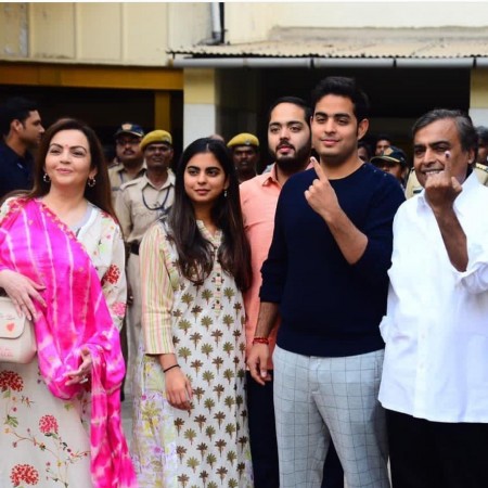 Nita Ambani, Isha Ambani, Anant Ambani, Akash Ambani, Mukesh Ambani Nita Ambani, Isha Ambani, Anant Ambani, Akash Ambani, Mukesh Ambani