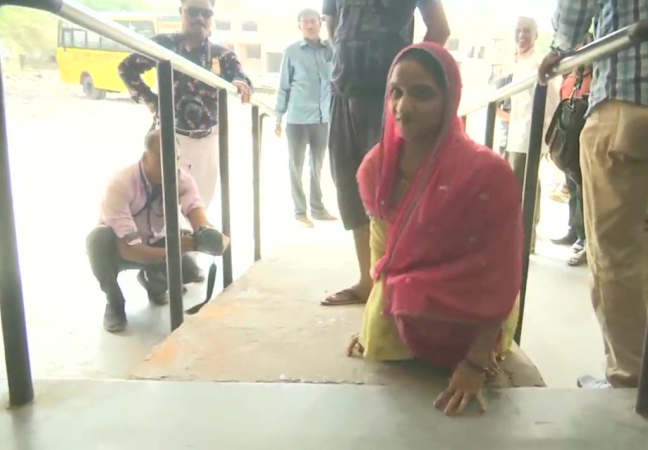 woman votes