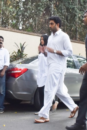 Aishwarya Rai Bachchan and Abhishek Bachchan at Veeru Devgan funeral. Aishwarya and Abhishek at Veeru Devgan funeral
