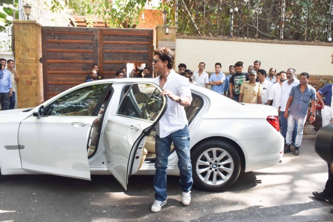 Shah Rukh Khan at Veeru Devgan funeral. Shah Rukh Khan at Veeru Devgan funeral 2
