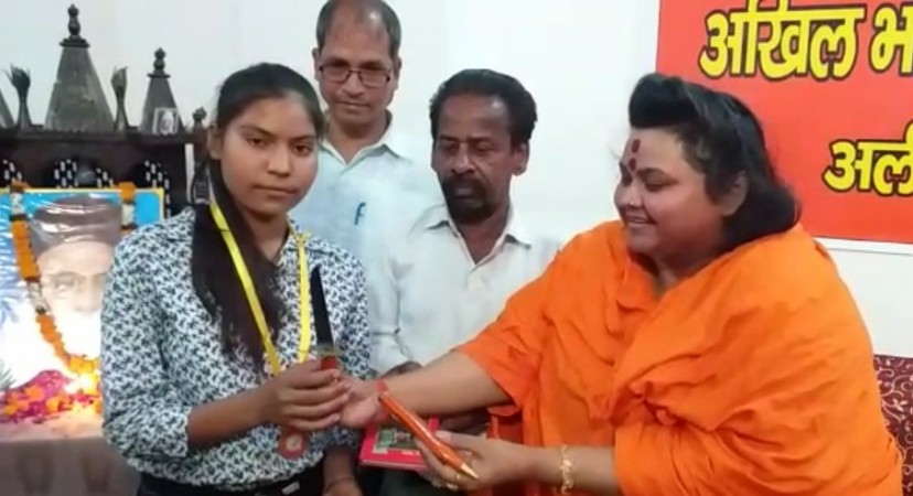 ABHM leader Pooja Shakun Pandey distributing knives among the students of class 10 to 12 on the birth anniversary of Mahasabha leader Vinayak Damodar Savarkar Pooja Shakun Pandey
