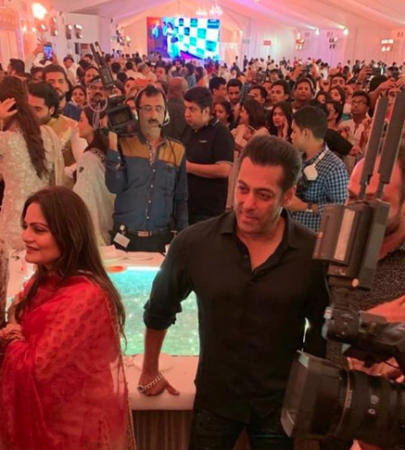 Alvira Agnihotri and Salman Khan at Baba Siddiqui Iftar Party 2019. Alvira and Salman Khan at Baba Siddiqui Iftar Party 2019