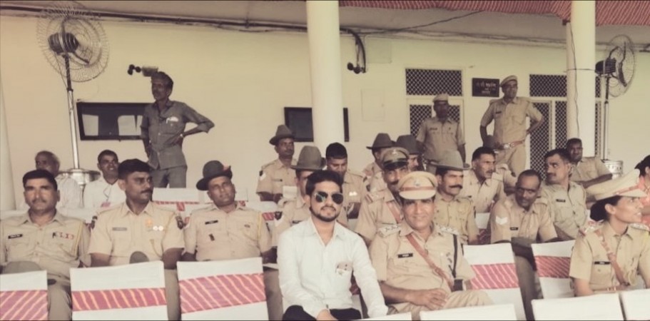 His Facebook profile claim that he had been the Assistant Commissioner of Police (ACP) posted with the CB-CID. Fake IPS officer claimed he was the ACP of CB-CID branch