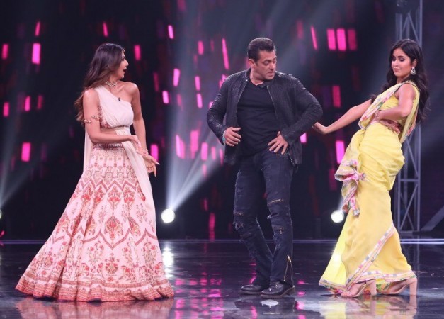 Salman Khan matches steps with Katrina Kaif and Shilpa Shetty on Super Dancer 3. salman khan and katrina kaif on super dancer 3