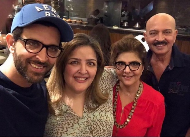 Hrithik Roshan with sister Sunaina Roshan, mother Pinky Roshan and father Rakesh Roshan Hrithik Roshan, sister Sunaina Roshan, mother Pinky Roshan, father Rakesh Roshan