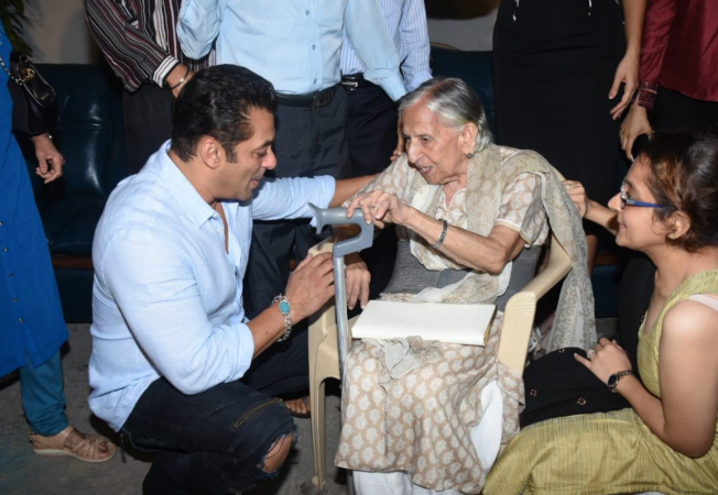 Salman Khan with elderly viewers of Bharat Salman Khan with elderly viewers of Bharat