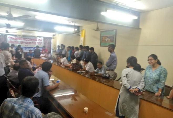 Expressing their discontent with the situation in the state, the doctors resigned in a letter to the Director of Medical Education and Ex-officio Secretary. Doctors protest