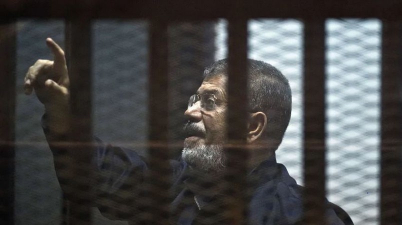 Mohammed Morsi behind bars during his trial in Cairo, June 16, 2015 Ousted president dies
