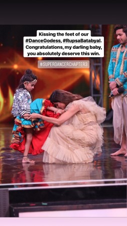 Shilpa Shetty kisses Super Dancer Chapter 3 winner Rupsa Batabyal's feet Rupsa Batabyal, Shilpa Shetty