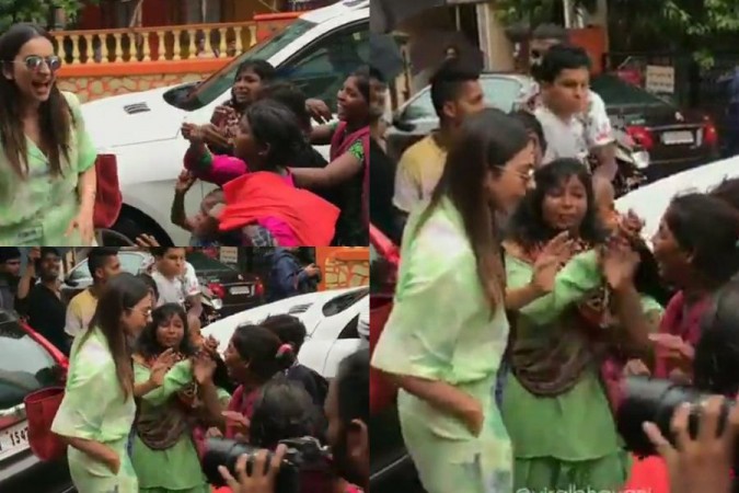 Rakul Preet Singh mobbed in Mumbai. Rakul Preet Singh Mobbed