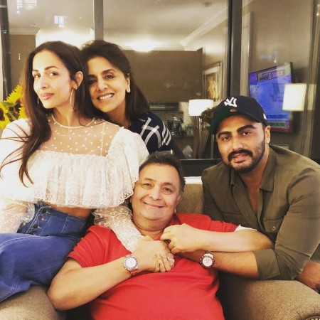   Malaika Arora, Kapoor Neetu, Kapoor Rishi, Arjun Kapoor "title =" Malaika Arora, Kapoor Neetu, Kapoor Rishi, Arjun Kapoor "width =" 660 "height =" auto "tw =" 993 "th =" 993 " /> 

<figcaption clbad=