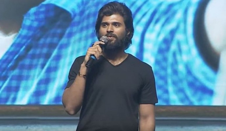 Vijay Devarakonda addressing the pre-release event of Dorasani Vijay Devarakonda addressing the pre-release event of Dorasani