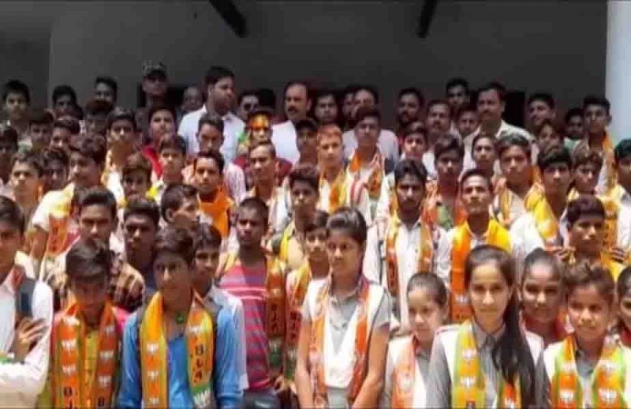 Sushil Singh addressed the students in their classroom and welcomed them into the Bharatiya Janata Party. UP BJP membership drive