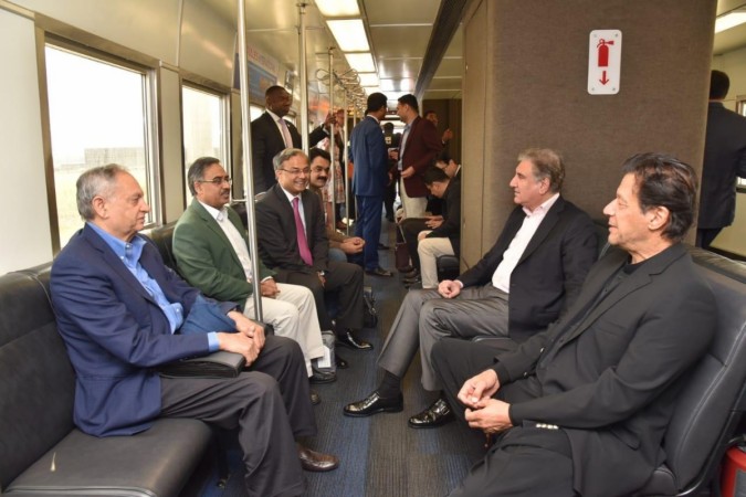 PM Imran Khan in the shuttle bus after landing in the United States Imran khan in the US