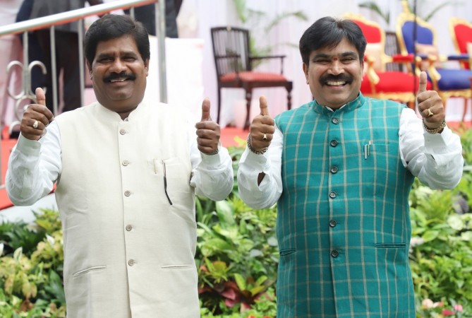 The bench had yesterday agreed to hear their plea on Wednesday after Singhvi assured the court that the floor test might take place by the end of the day. MLA R. Shankar and Independent MLA H. Nagesh