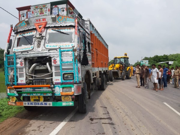The truck that has hit their car had its number plate scrubbed with black paint. unnao truck