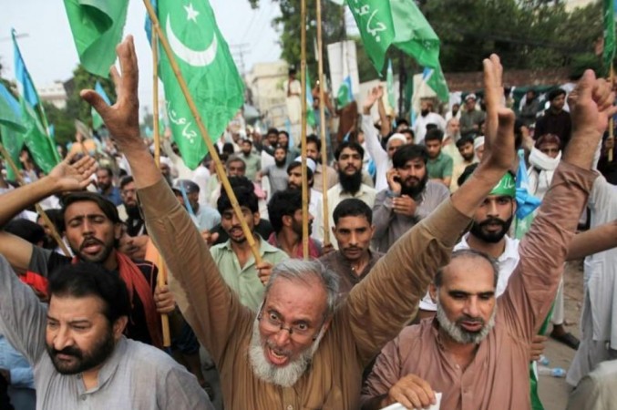 People chant slogans during a rally expressing solidarity with the people of Kashmir in Lahore, Pakistan August 6, 2019. Kashmir