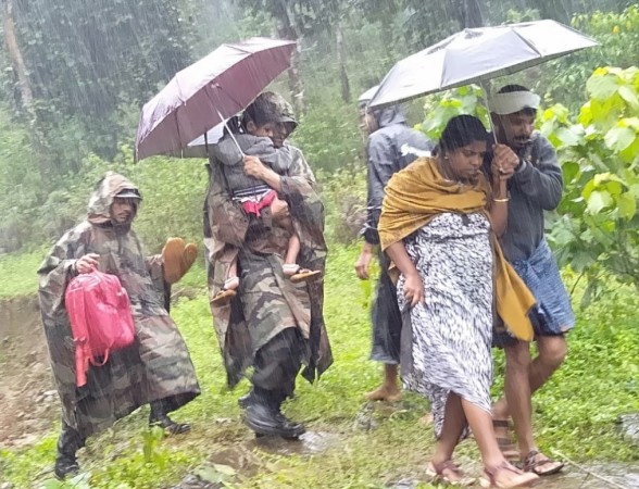 Indian Army rescuing people in Kerala due to floods Indian Army rescuing people in Kerala due to floods