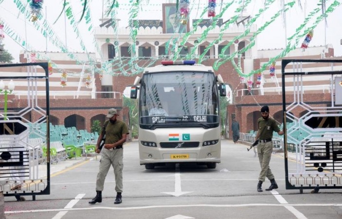 The Lahore-Delhi bus service was restarted in July 2003. Lahore-Delhi bus service